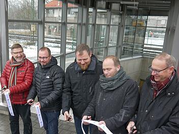 Schnipp, die Unterführung ist offen: Michael Busch, Sebastian Straubel, Martin Mittag, Bernd Reisenweber und Hans-Peter Jander eröffnen die Fußgängerverbindung unter der Bahnlinie in Ebersdorf bei Coburg hindurch. - Foto: Berthold Köhler