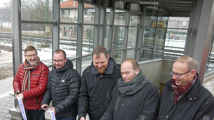 Schnipp, die Unterführung ist offen: Michael Busch, Sebastian Straubel, Martin Mittag, Bernd Reisenweber und Hans-Peter Jander eröffnen die Fußgängerverbindung unter der Bahnlinie in Ebersdorf bei Coburg hindurch. - Foto: Berthold Köhler