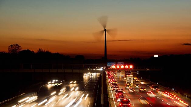 Stromaufw&auml;rts: Energie ist f&uuml;r private Haushalte in Deutschland seit 2008 im Bundesdurchschnitt um 38 Prozent teurer geworden. F&uuml;r die Industrie sind die Preise hingegen gefallen. Julian Stratenschulte, dpa