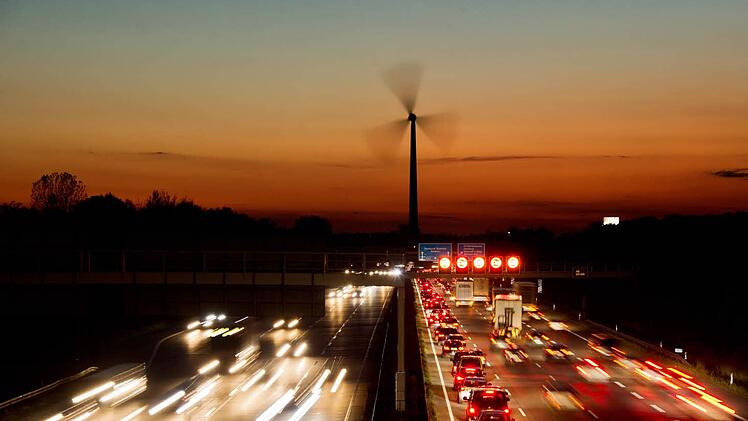 Stromaufwärts: Energie ist für private Haushalte in Deutschland seit 2008 im Bundesdurchschnitt um 38 Prozent teurer geworden. Für die Industrie sind die Preise hingegen gefallen. Julian Stratenschulte, dpa