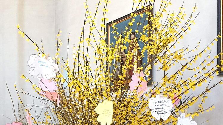 Ideen für ein gutes Zusammenleben schmückten als bunte Blüten den "Baum der guten Taten" in der St.-Bartholomäus-Kirche in Rothenkirchen.  Foto: K.- H. Hofmann