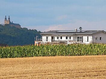 Ein neu errichtetes Mehrfamilienhaus am Stadtrand von in Bad Staffelstein. Foto: Matthias Einwag