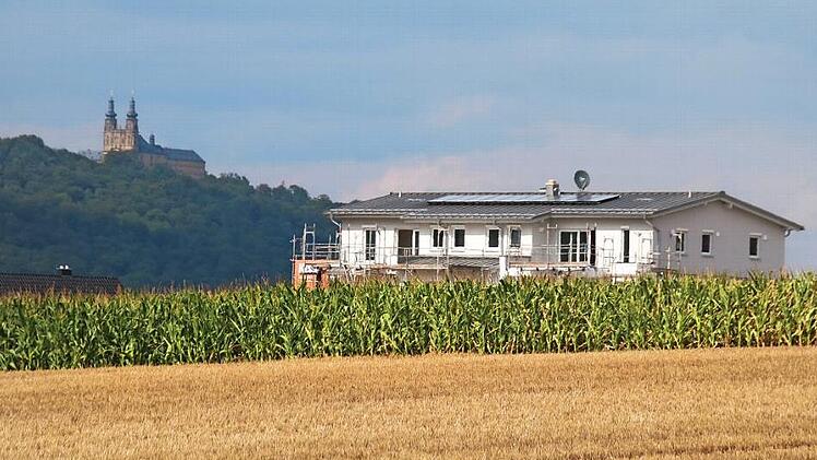 Ein neu errichtetes Mehrfamilienhaus am Stadtrand von in Bad Staffelstein. Foto: Matthias Einwag