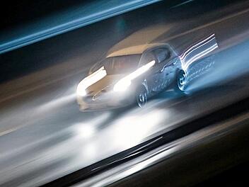 Viel zu schnell unterwegs: Regelmäßig trifft sich nach Erkenntnissen der Bamberger Verkehrspolizei die Tuning-Szene in Bamberg. Symbolbild: Frank Rumpenhorst, dpa