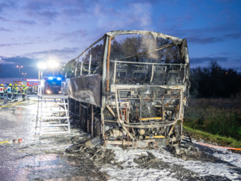Unfall auf A70 bei Schweinfurt: Bus der Bamberger Symphoniker brennt komplett aus