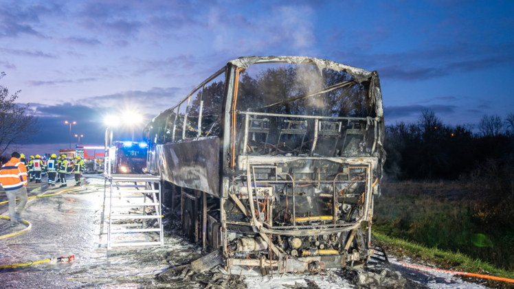 Unfall auf A70 bei Schweinfurt: Bus der Bamberger Symphoniker brennt komplett aus