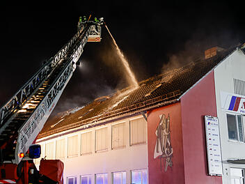 Schwierige Löscharbeiten bei Dachstuhlbrand in Nürnberg Schwierige Löscharbeiten bei Dachstuhlbrand in Nürnberg