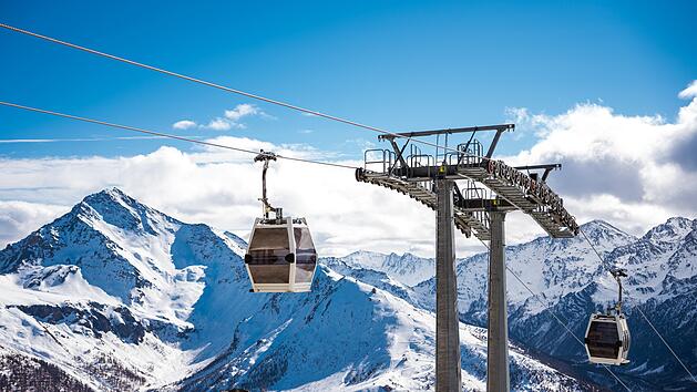 Skifahren in Italien: cable car in the italian alps - sestriere piemonte italy