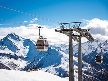 Skifahren in Italien: cable car in the italian alps - sestriere piemonte italy