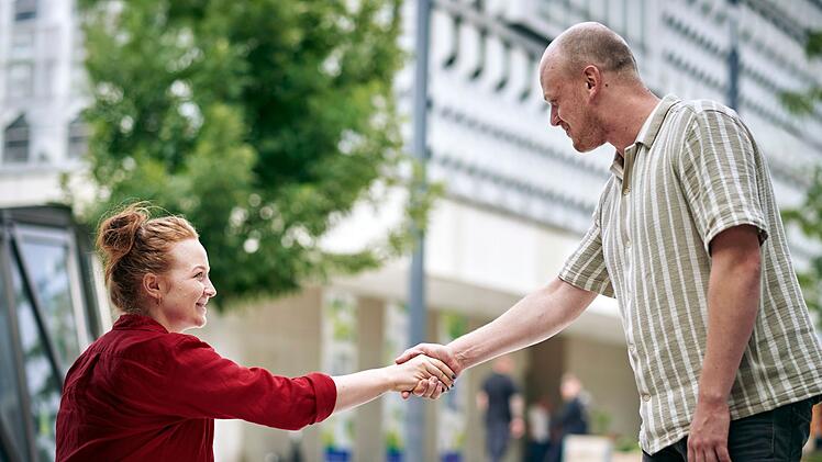 Dania (Nicola Magdalena L&uuml;ders) lernt in der Magdeburger Innenstadt Maik Gerboth (Sebastian Jakob Doppelbauer) kennen.