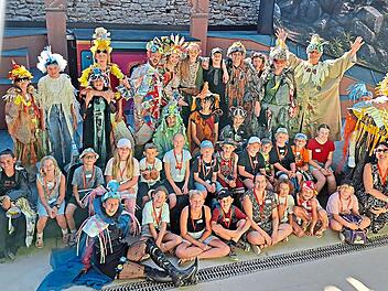 Die Begleiterinnen Christina Scheit und Kathrin Schlei mit 24 Bad Kissinger Ferienkindern und der gesamten Crew von &bdquo;Die kleine Hexe&ldquo; bei den Scherenburg-FestspielenKatharina Schmidtbauer