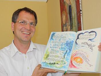 Eines seiner Ziele für die Arbeit als Ehe- und Familienseelsorger: ein Evangeliar, das von möglichst vielen mitgestaltet wird.