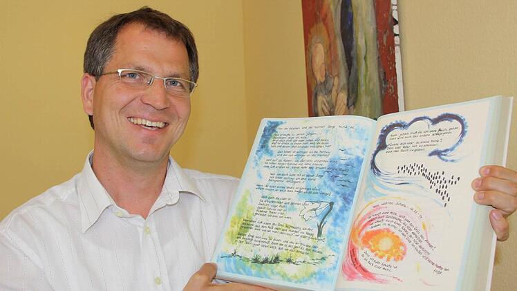 Eines seiner Ziele für die Arbeit als Ehe- und Familienseelsorger: ein Evangeliar, das von möglichst vielen mitgestaltet wird.