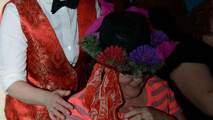 Marga Tremer (hinten) übergibt den Hut und das Amt des 2. Bürgermeisters im Obertor an Liane Glaser.