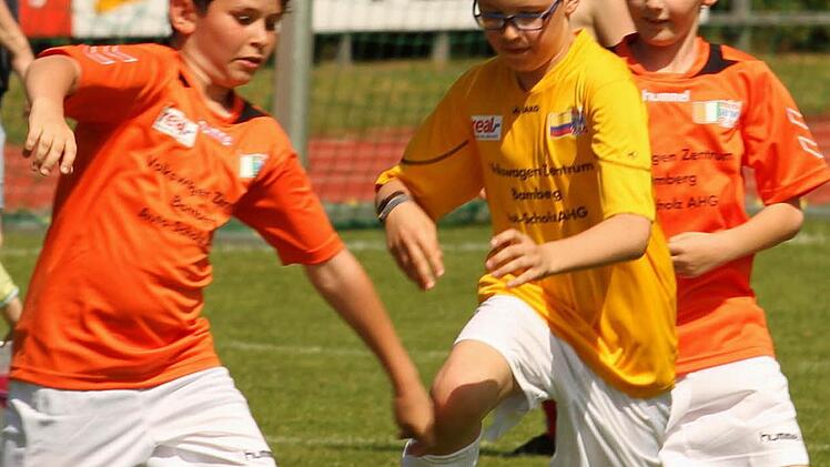 Im Spiel gegen Kolumbien (FC Kronach) nehmen die beiden Reckendorfer ihrem Gegner den Ball ab. Foto: Günther Geiling