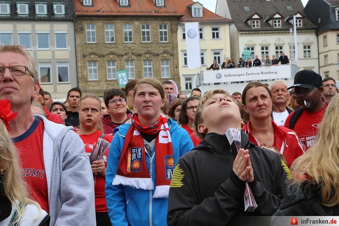 Fans des Spiela der Brose-Baskets am Maxplatz; Brose-Baskest sind Meister; Foto: Barbara Herbst