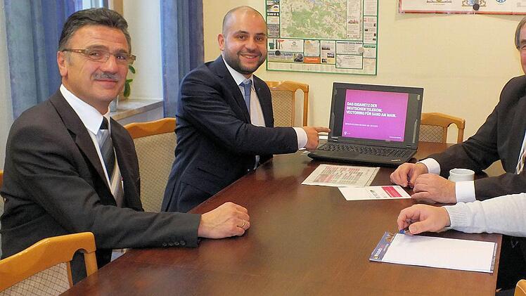 Bis Ende 2016 können rund 1500 Haushalte in Sand auf einen schnellen Internetzugang zurückgreifen. Dies ergab eine Besprechung im Sander Rathaus zwischen (von links) den Telekom-Vertretern Klaus Markert und Michael Gstädtner, Bürgermeister Bernhard Ruß und Verwaltungsangestelltem Matthias Klauda. Foto: ab