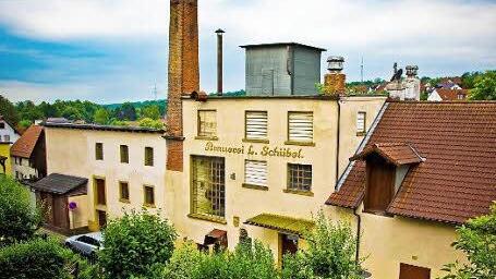 Die im Jahr 1872 gegründete Privatbrauerei Schübel steht in der Stadtsteinacher Knollenstraße. Foto: Archiv