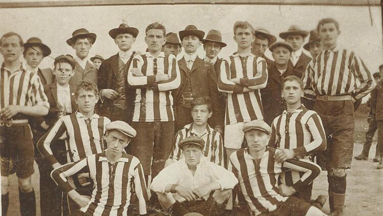 Eine der ältesten bekannten Aufnahmen des damaligen FC Arminia Neustadt, entstanden wohl um 1910. Foto: Klaus Bauer