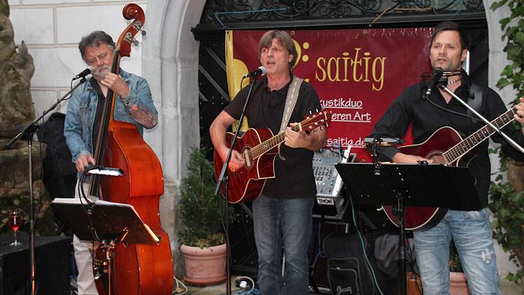 Für musikalische Unterhaltung im Schloßinnenhof sorgte das Trio Zwaisaitig.