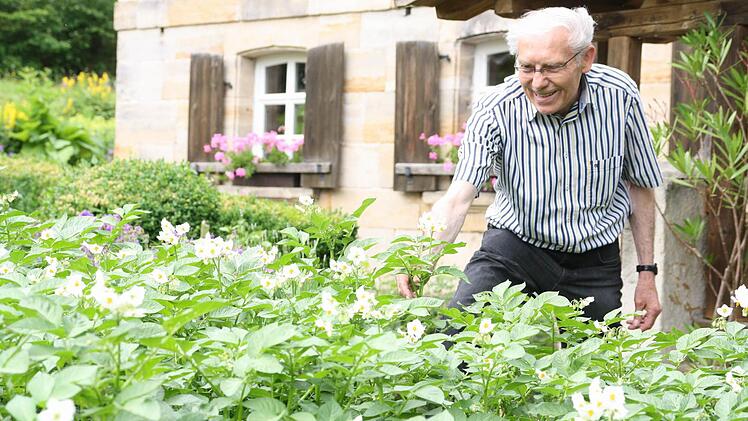 Im Alter von 80 Jahren arbeitet Horst Zahr immer noch gern - für die Menschen in seiner Heimat und im Garten seines Bauernhauses in Katschenreuth-Grünbaum, wo er unter anderem Kartoffeln anbaut. Foto: BR/Archiv