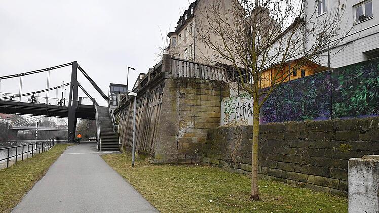Blick vom Weegmannufer auf die historische Mauer aus dem 19. Jahrhundert und die Kettenbrücke  Fotos: Ronald Rinklef