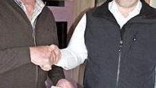Vorsitzender Rudi Hanke (rechts) ernannte Karl-Heinz Warzecha zum Ehrenvorsitzenden des ESV.