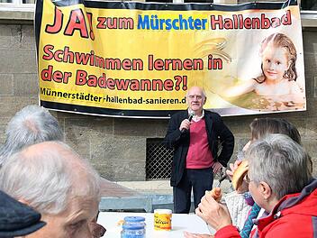 Zum Bürgerbad-Fest auf dem Stenayer Platz hatte der Bürgerbad-Verein eingeladen. Vorsitzender Wolfgang Blümlein (mit Mikrofon) konnte dazu zahlreiche Gäste begrüßen. Dieter Britz