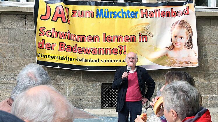 Zum Bürgerbad-Fest auf dem Stenayer Platz hatte der Bürgerbad-Verein eingeladen. Vorsitzender Wolfgang Blümlein (mit Mikrofon) konnte dazu zahlreiche Gäste begrüßen. Dieter Britz