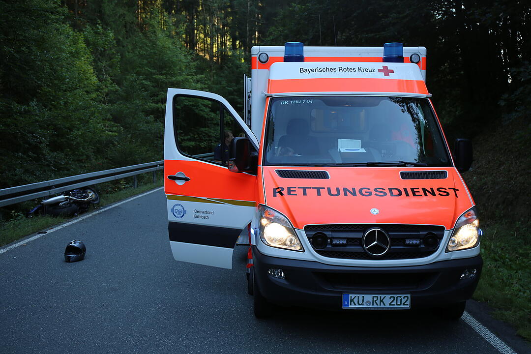 Motorradfahrer verstirbt nach Kollision mit Leitplanke im Kreis Kulmbach