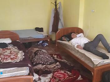 In diesem Raum leben Mohammad Zaki Sharifi und zwei andere junge Männer in Kabul. Der 20-Jährige verlässt die Unterkunft selten - er hat zuviel Angst.Foto: privat