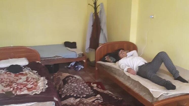 In diesem Raum leben Mohammad Zaki Sharifi und zwei andere junge Männer in Kabul. Der 20-Jährige verlässt die Unterkunft selten - er hat zuviel Angst.Foto: privat