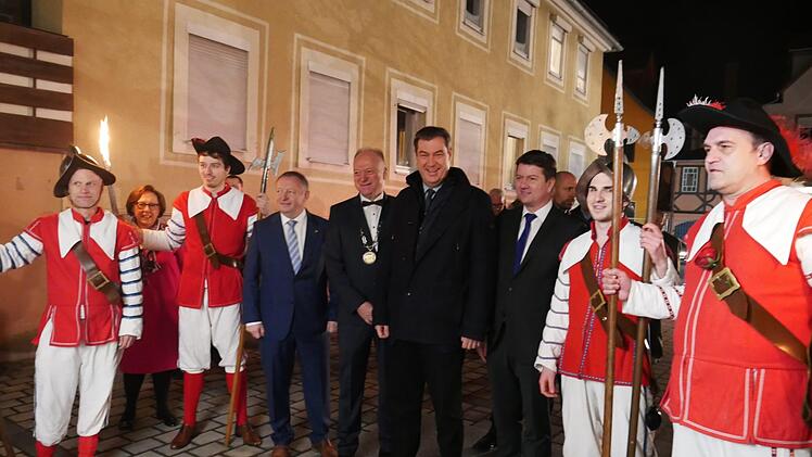 Ministerpräsident und Ehrengäste mit Stadtknechten.Heike Beudert
