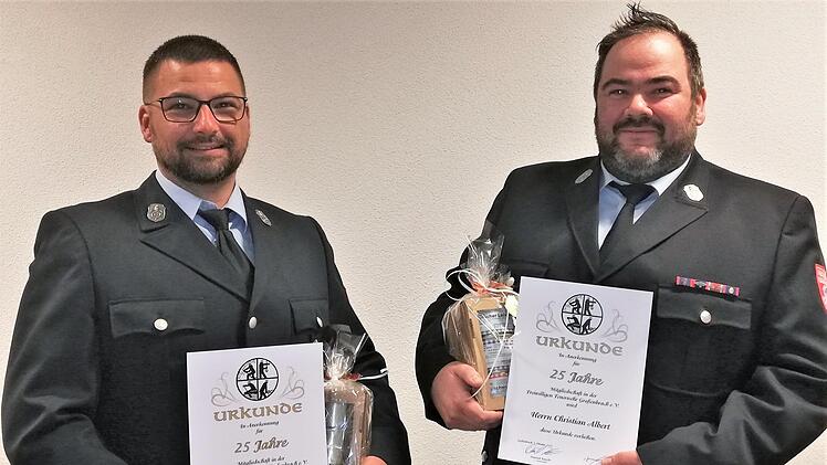 Kommandant Christian Albert (rechts) und sein Stellvertreter Mathias Kutscher wurden für 25-jährige Vereinsmitgliedschaft sowie aktiven Dienst in der Feuerwehr Großenbrach ausgezeichnet. Foto: Sigismund von Dobschütz