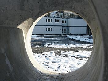 Der neue Container-Kindergarten am alten Bahnhof soll im März in Betrieb gehen. Dafür stellte der Stadtrat weitere Weichen.  Foto: Steffen Standke