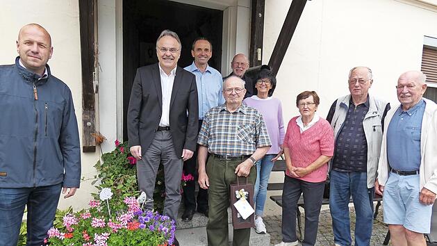 Gratulanten zum 80: (von links) B&uuml;rgermeister Jochen Trier, Pfarrer Peter Br&uuml;nnh&auml;u&szlig;er, Heinz M&ouml;sch, Hermann Steinlein, Hartmut Kropf, Tochter Birgit Hofmann, Emmi Steinlein, Alfred Seu&szlig; und Dieter Gebhardt, der stellvertretende Obmann der Feldgesc...