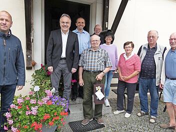 Gratulanten zum 80: (von links) Bürgermeister Jochen Trier, Pfarrer Peter Brünnhäußer, Heinz Mösch, Hermann Steinlein, Hartmut Kropf, Tochter Birgit Hofmann, Emmi Steinlein, Alfred Seuß und Dieter Gebhardt, der stellvertretende Obmann der Feldgesc...