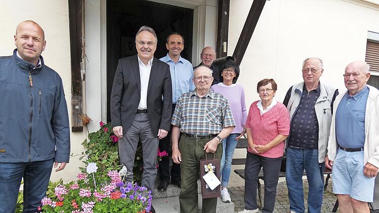 Gratulanten zum 80: (von links) Bürgermeister Jochen Trier, Pfarrer Peter Brünnhäußer, Heinz Mösch, Hermann Steinlein, Hartmut Kropf, Tochter Birgit Hofmann, Emmi Steinlein, Alfred Seuß und Dieter Gebhardt, der stellvertretende Obmann der Feldgesc...