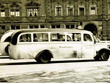 Früher: "Mainfranken" war der erste Omnibus der Firma Wilhelm Schneider. Es gab 33 Sitzplätze einschließlich Fahrer.