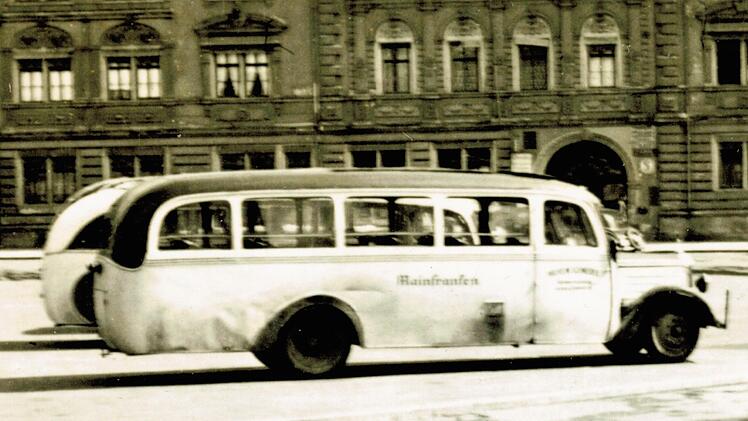 Früher: "Mainfranken" war der erste Omnibus der Firma Wilhelm Schneider. Es gab 33 Sitzplätze einschließlich Fahrer.