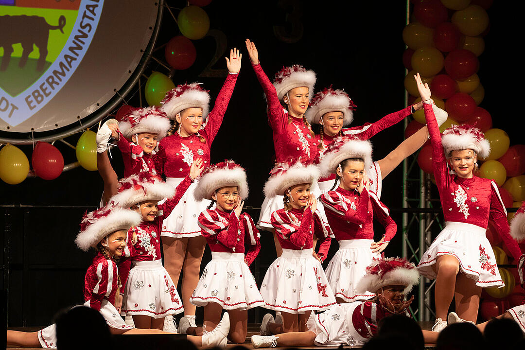 Viele Tanzgruppen, lustige Büttenreden und ein furioses Finale!