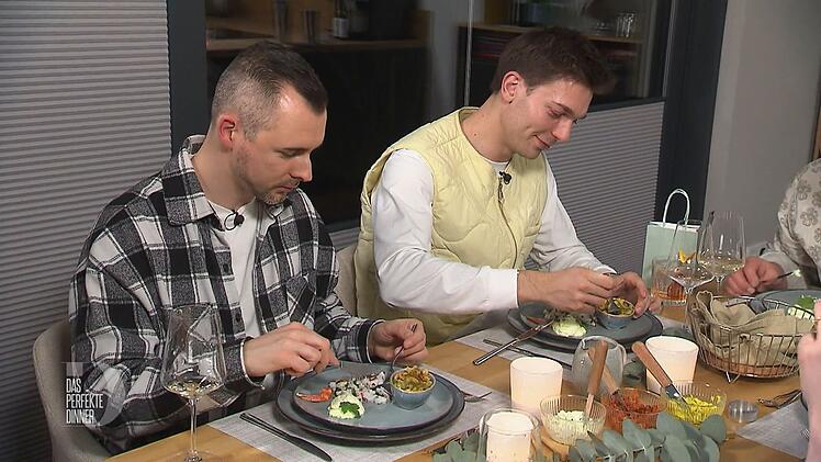 Benni (links) und Freddy genießen Heikos Ceviche.