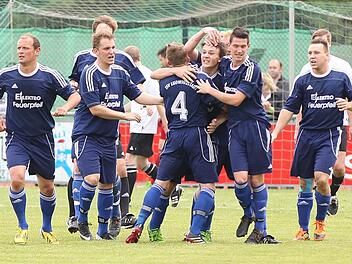 TSV Ludwigsstadt - Sylvia Ebersdorf: Silvio Jungkunz (3. von rechts) hat gerade eben das 2:2 erzielt und wird von seinen Mannschaftskameraden gefeiert. Foto: Heinrich Weiß