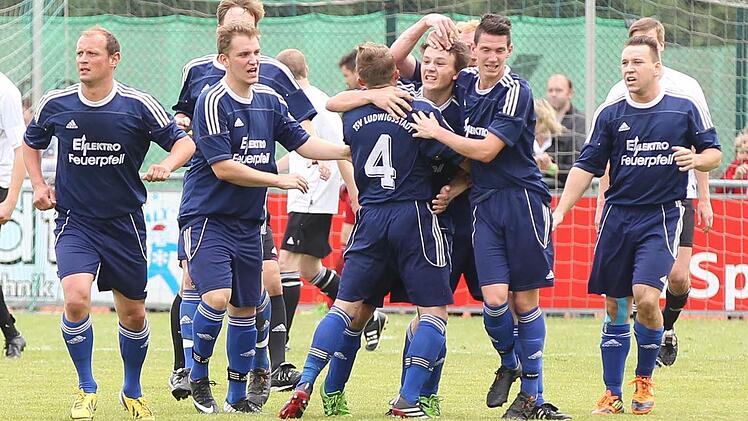 TSV Ludwigsstadt - Sylvia Ebersdorf: Silvio Jungkunz (3. von rechts) hat gerade eben das 2:2 erzielt und wird von seinen Mannschaftskameraden gefeiert. Foto: Heinrich Weiß