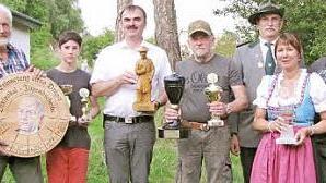 Gewinner der Dorfmeisterschaft (von links): Vorsitzender Timo Mainberger, Joachim Dräger, Sebastian Hehn, Bürgermeister Harald Hofmann, Wolfgang Maresch, 1 Schützenmeister Manfred Hein, Ursula Hebert, Karl-Heinz Bednarz und Anita Haub.