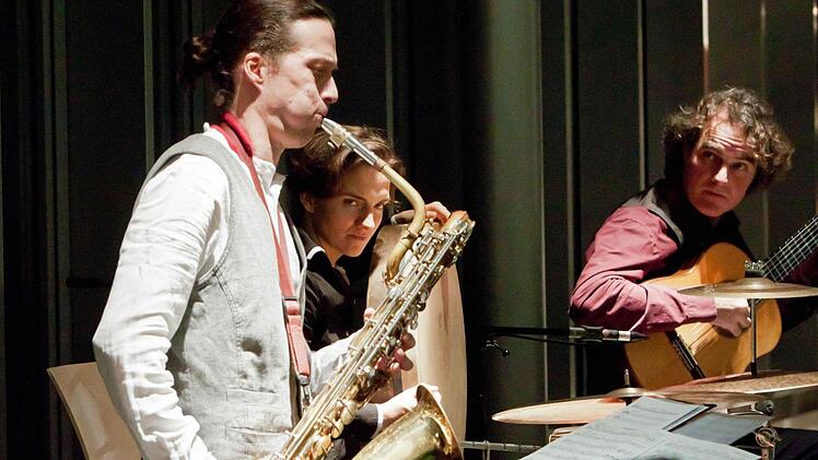 "Ensemble Nu:n": Gert Anklam (Saxofon), Nora Thiele (Perkussion) und Falk Zenker (Gitarre) eröffneten die Reihe "Jazz im Museum". Foto: Jochen Berger