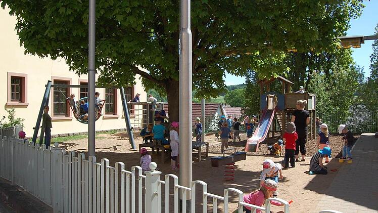 Reges Leben herrscht auf dem Spielplatz des Kindergartens in Oberthulba. Er soll nun saniert werden. Foto: Günther Straub