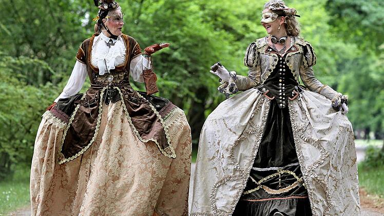 In knappen Outfits, opulenten Kleidern und kreativen Verkleidungen präsentieren sich die Teilnehmer des Wave-Gotik-Treffens in Leipzig. Foto: dpa