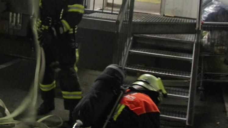 Mit Schwerem Atemschutz starteten die Feuerwehrmänner den Einsatz vom Hintereingang des Marktes.