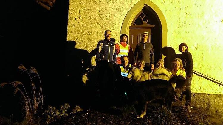 Auf steilen Pfaden ging es hoch zur Ramsthaler Marien-Kapelle. Die kleine Pause hatte sich die Gruppe daher verdient. Foto: Antje Höver